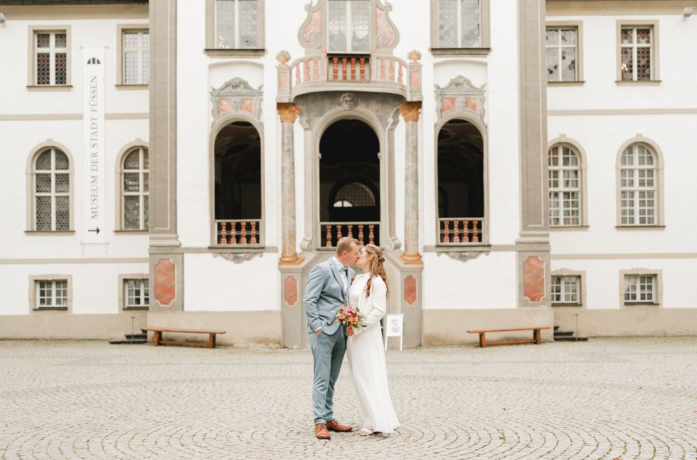 Hochzeitspaar in Füssen am Benediktiner Kloster St. Mang in Füssen fotografiert von Hochzeitsfotografin Ramona Maier aus Schemmerhofen