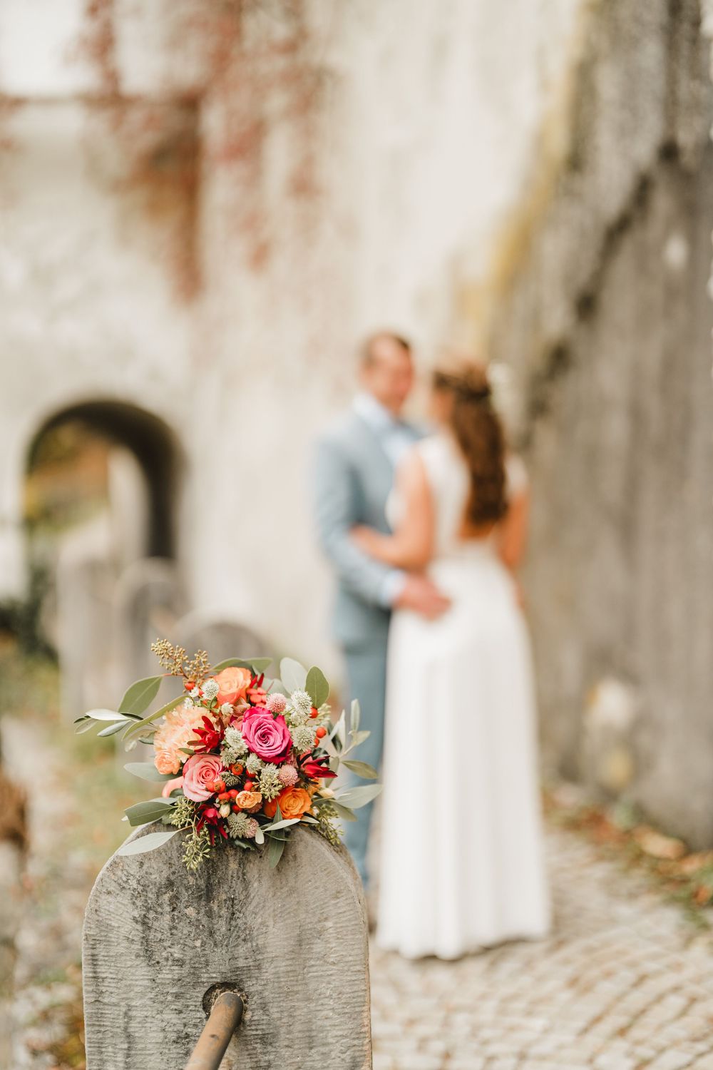 Hochzeitspaar in Füssen am Benediktiner Kloster St. Mang in Füssen fotografiert von Hochzeitsfotografin Ramona Maier aus Schemmerhofen