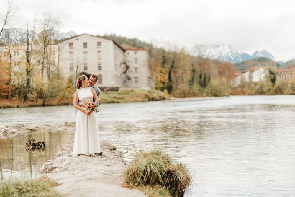 Hochzeitspaar am Ufer der Lech in Füssen fotografiert von Hochzeitsfotografin Ramona Maier aus Schemmerhofen