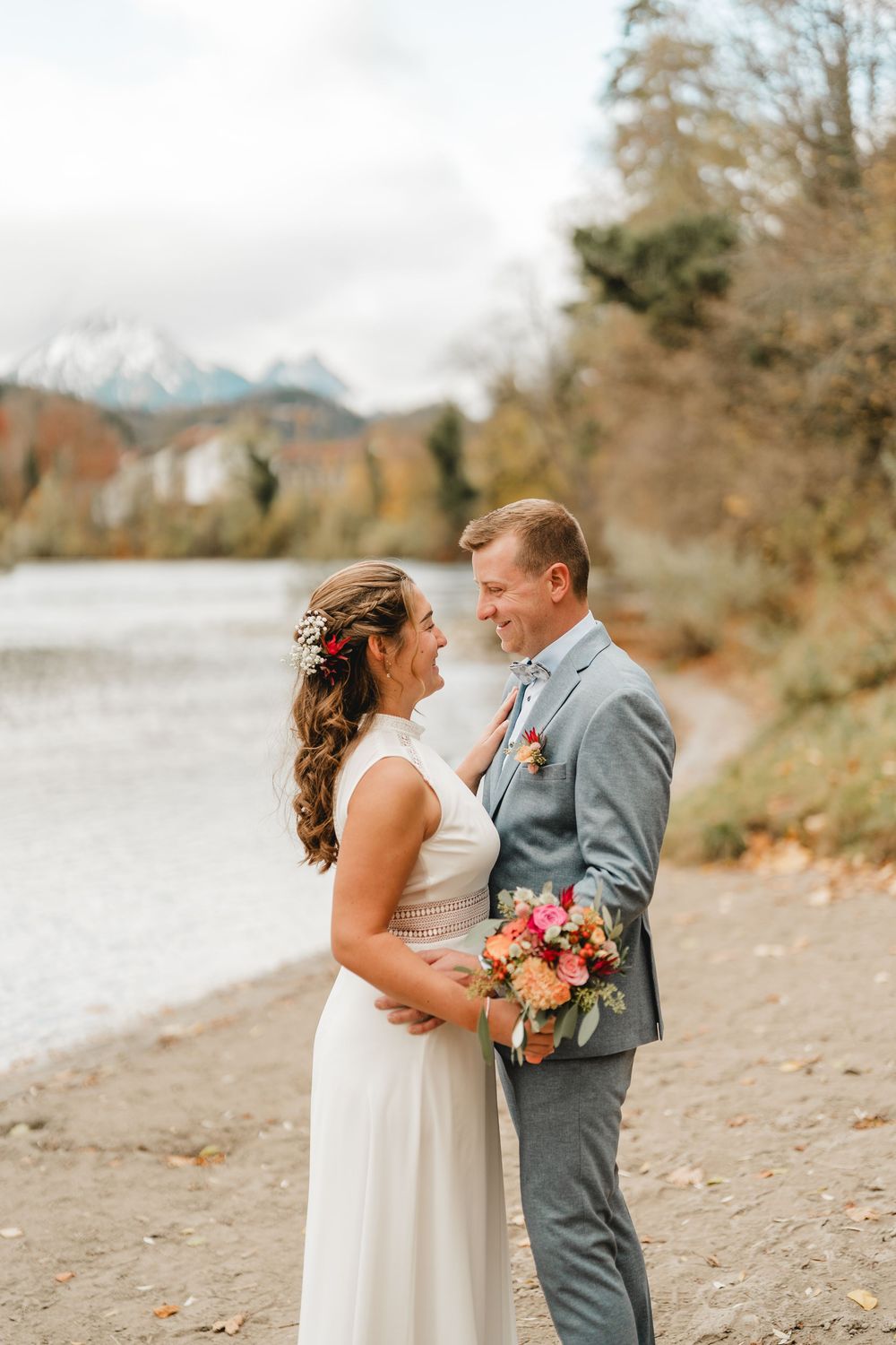 Hochzeitspaar am Ufer der Lech in Füssen fotografiert von Hochzeitsfotografin Ramona Maier aus Schemmerhofen