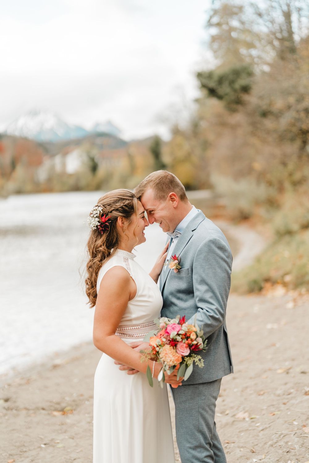 Hochzeitspaar am Ufer der Lech in Füssen fotografiert von Hochzeitsfotografin Ramona Maier aus Schemmerhofen
