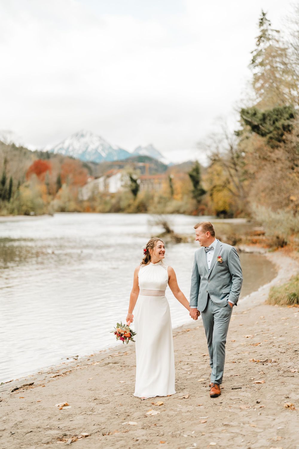 Hochzeitspaar am Ufer der Lech in Füssen fotografiert von Hochzeitsfotografin Ramona Maier aus Schemmerhofen