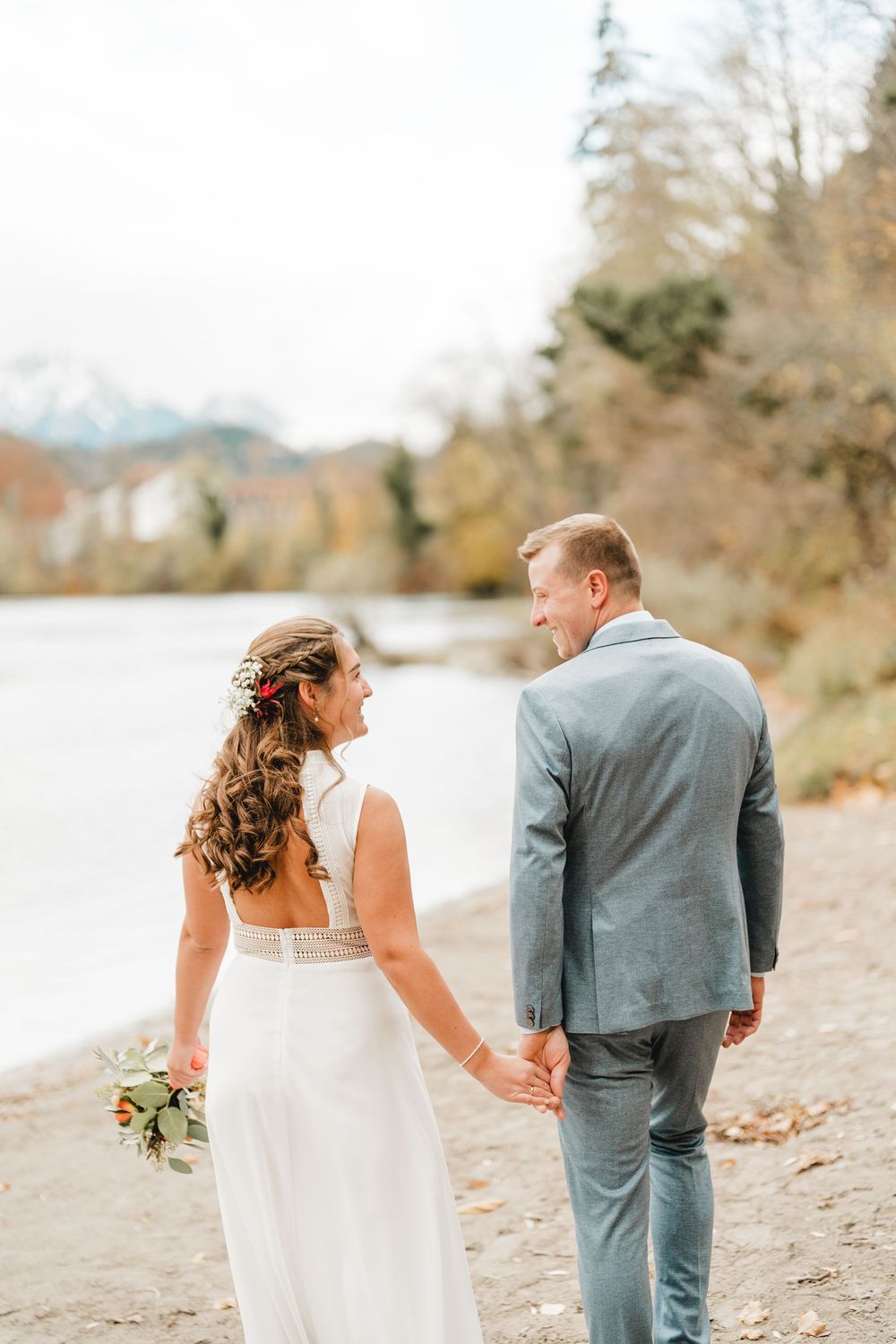 Hochzeitspaar am Ufer der Lech in Füssen fotografiert von Hochzeitsfotografin Ramona Maier aus Schemmerhofen