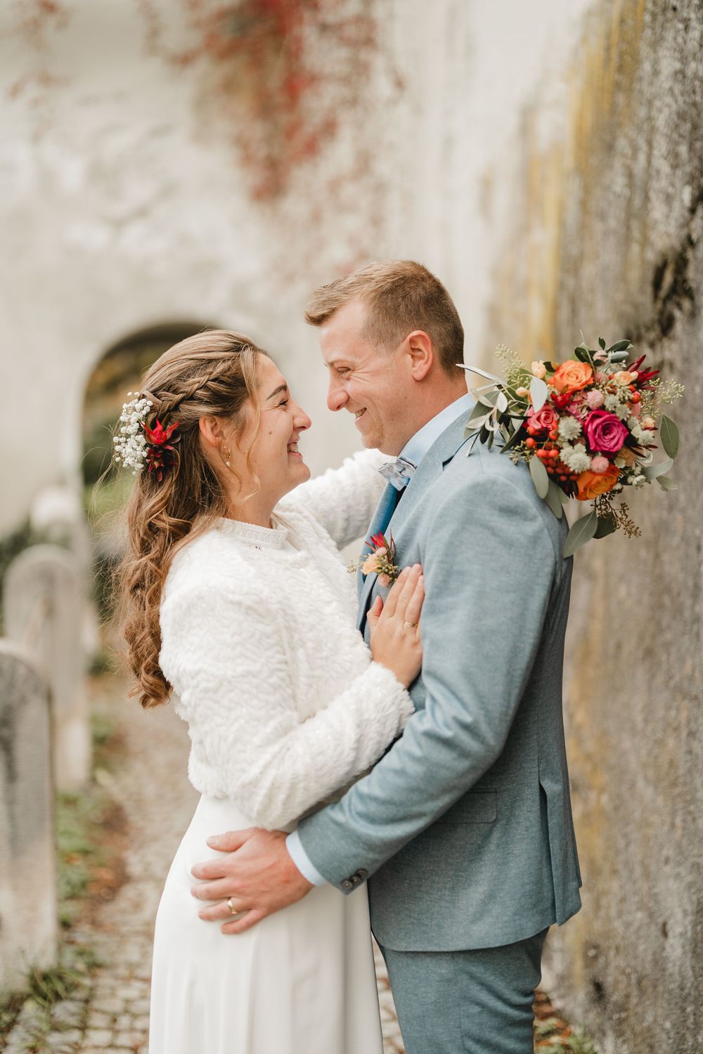 Hochzeitspaar in Füssen am Benediktiner Kloster St. Mang in Füssen fotografiert von Hochzeitsfotografin Ramona Maier aus Schemmerhofen