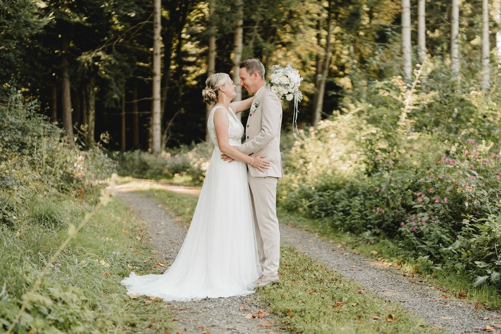 Brautpaar im Wald von Sulmingen bei Maselheim fotografiert von Hochzeitsfotografin Ramona Maier