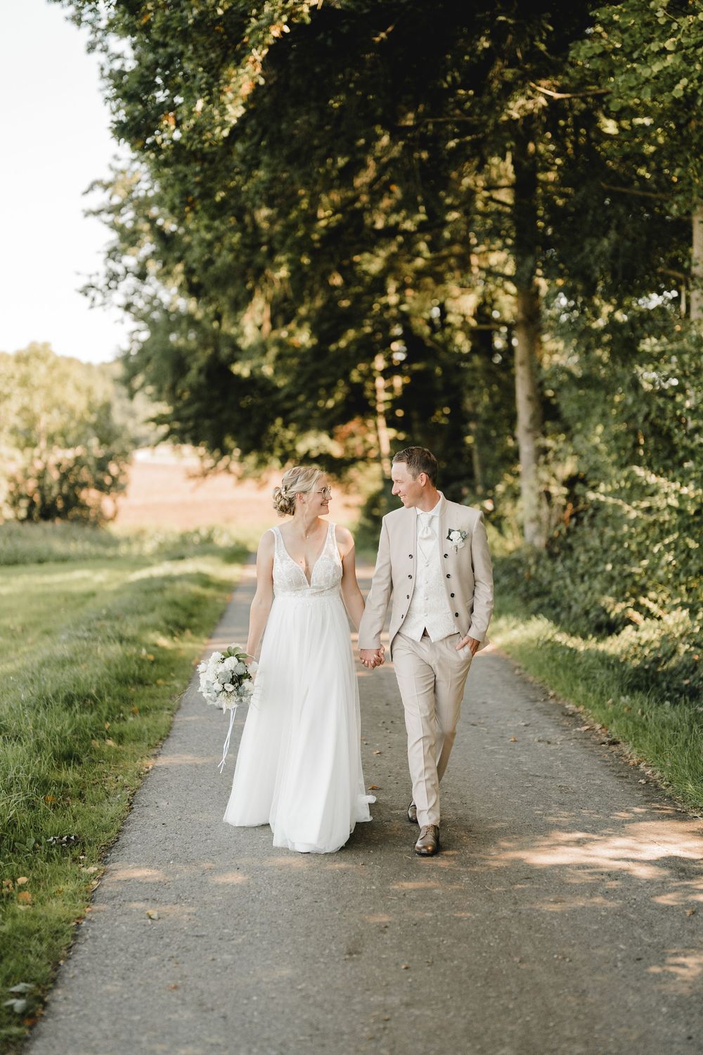 Laufendes Brautpaar am Waldrand von Sulmingen bei Maselheim fotografiert von Hochzeitsfotografin Ramona Maier