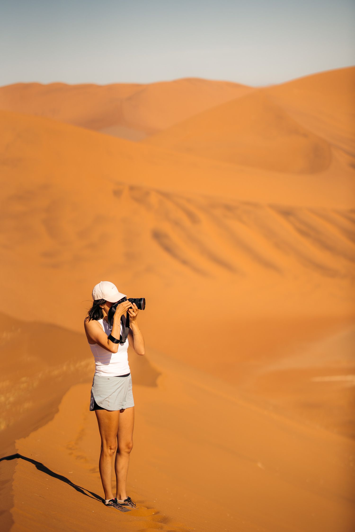 photographe sur une dune de sable de sossusvlei