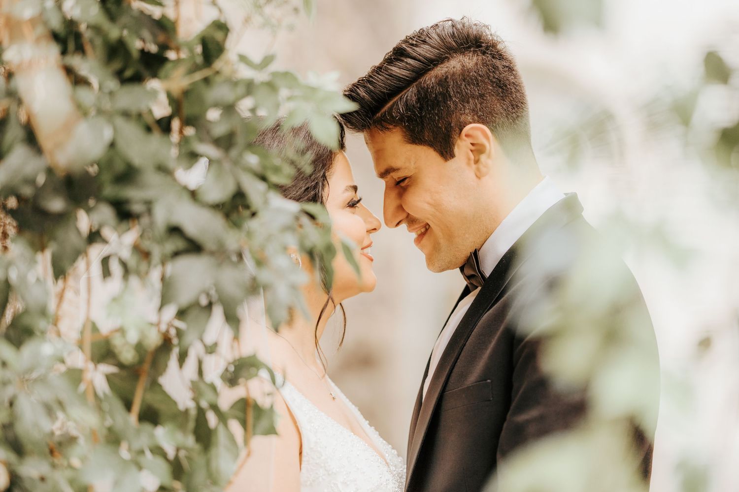 Elopement romantique à Montréal dans un décor minimaliste. Couple complice à Montréal capturé en photo candid