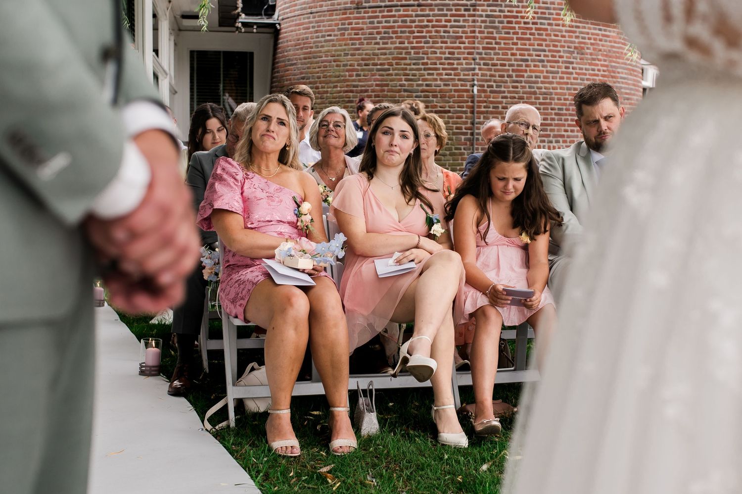 Moeder en zusje van de bruid Laura de Borst Fotografie