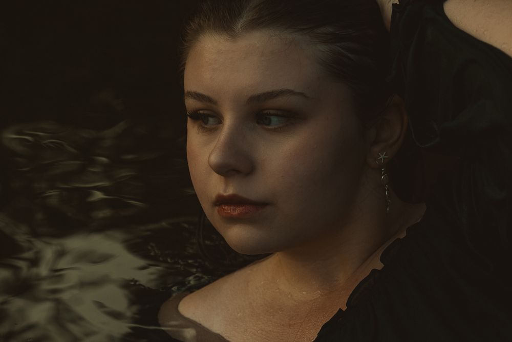 Unique senior photography in Spokane featuring portraits immersed in the water and surrounded by scenic outdoor beauty.