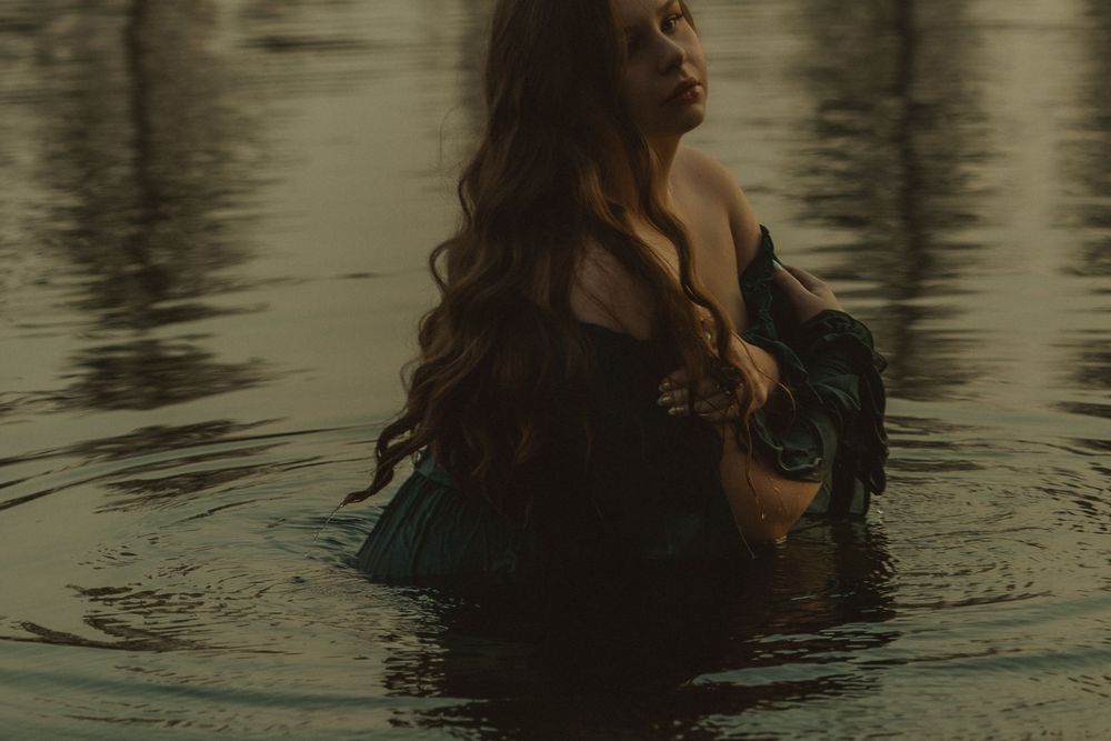 Cinematic senior portraits along the water in Spokane, Washington, featuring soft natural light and a dreamy summer setting.
