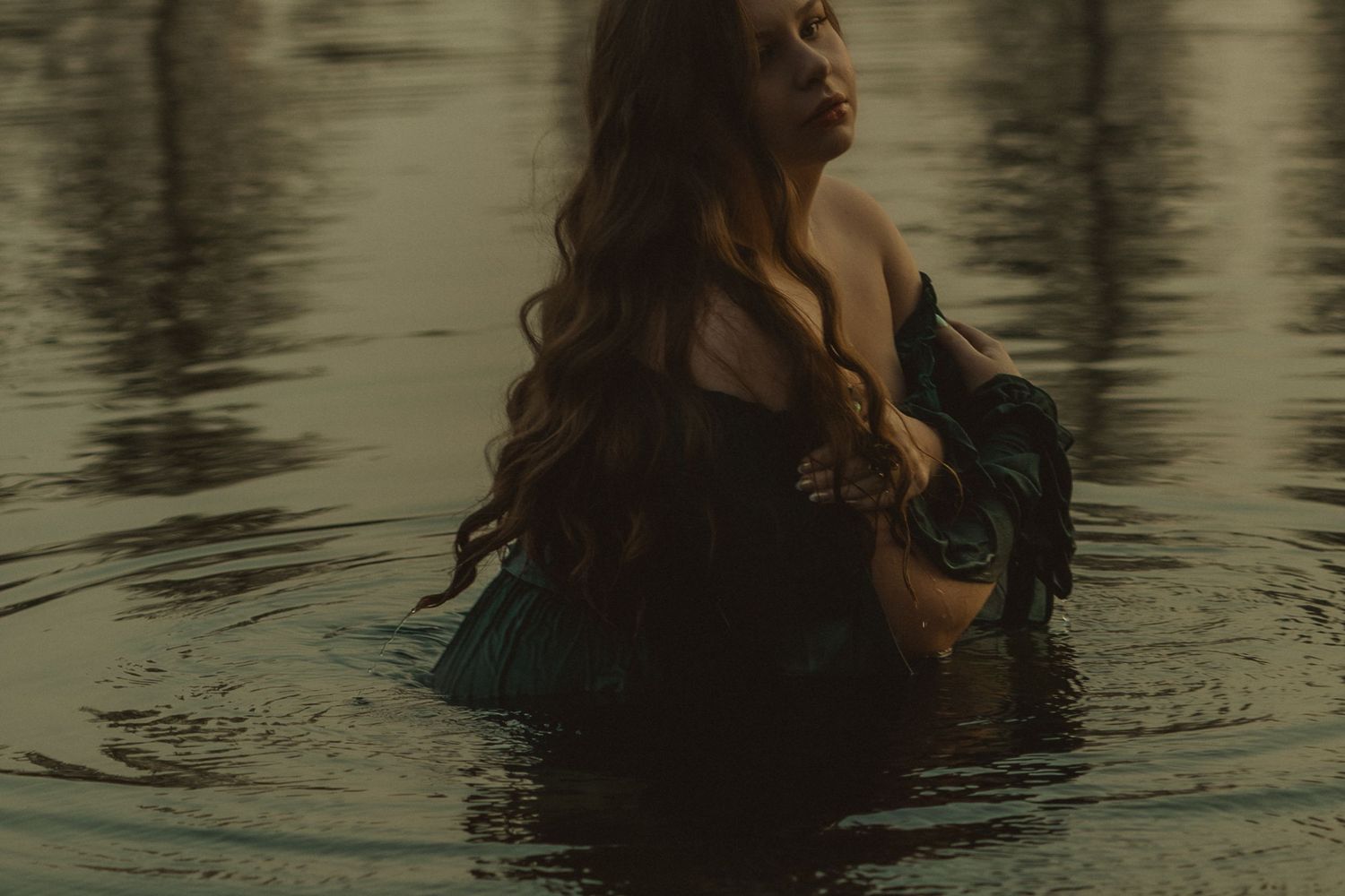 Cinematic senior portraits along the water in Spokane, Washington, featuring soft natural light and a dreamy summer setting.