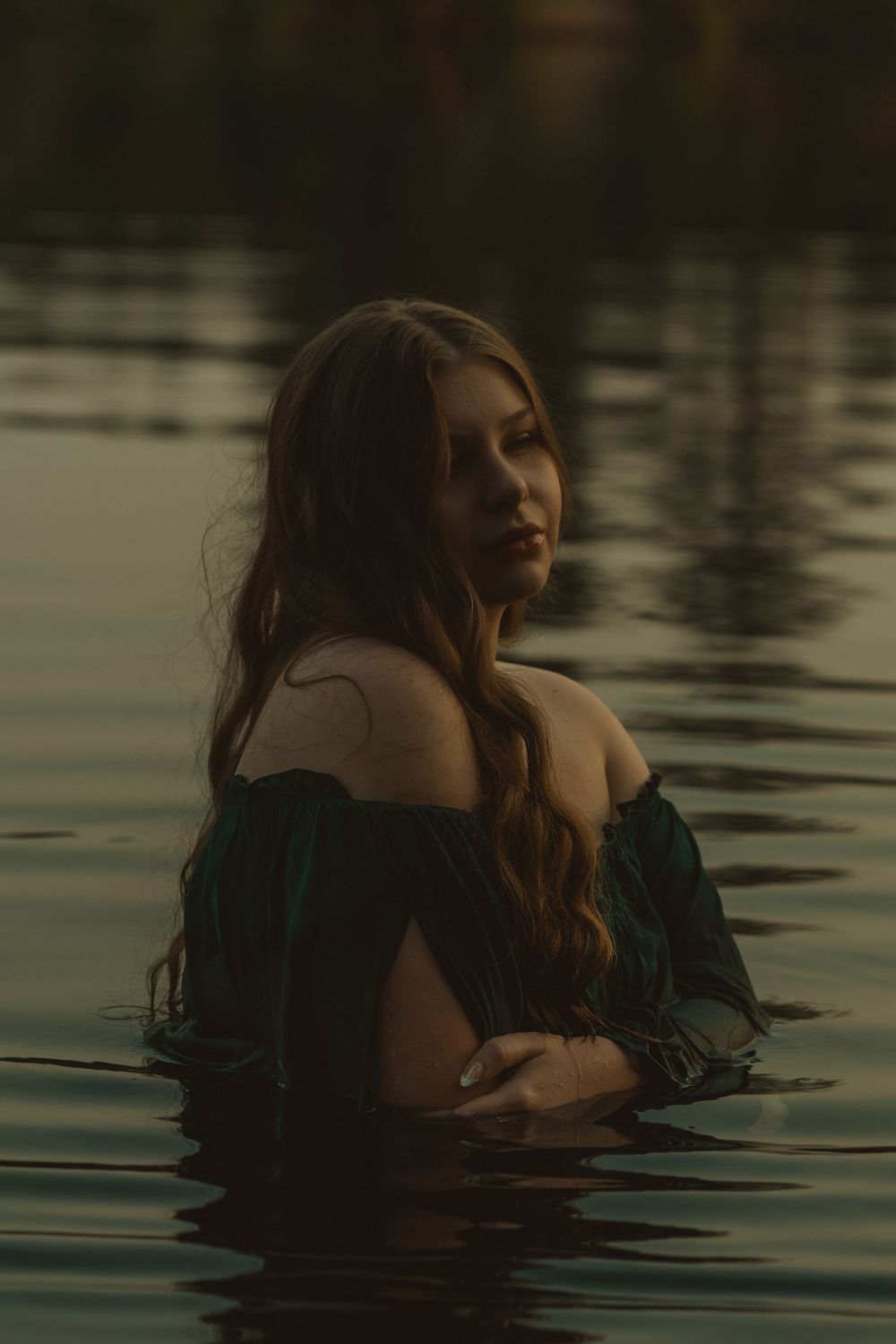 Cinematic outdoor senior photography in Spokane featuring portraits taken in the water and surrounded by scenic natural beauty.