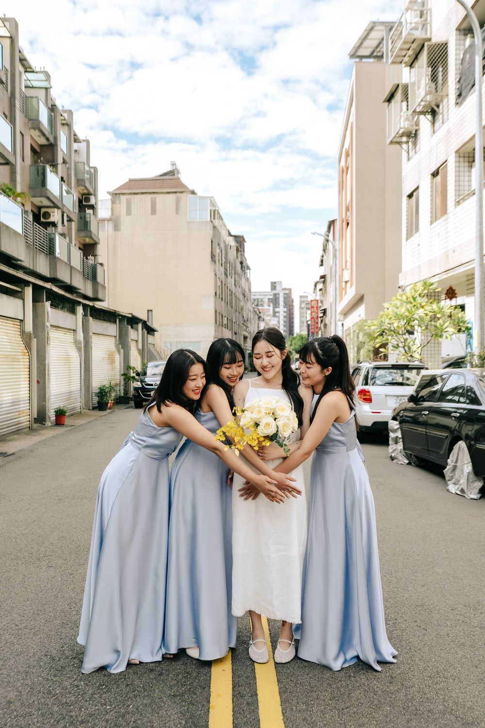 台中萊特薇庭婚禮攝影，由渴望影像 Eric、Rowen 共同拍攝。婚禮從新人自宅開始，記錄朋友闖關、經典迎娶、家人互動與熟悉的生活空間，再前往萊特薇庭完成教堂證婚。以自然抓拍與完整敘事，留下從家中出發到正式婚禮的真實情感與珍貴回憶。台中萊特薇庭婚禮攝影，由渴望影像 Eric、Ro
