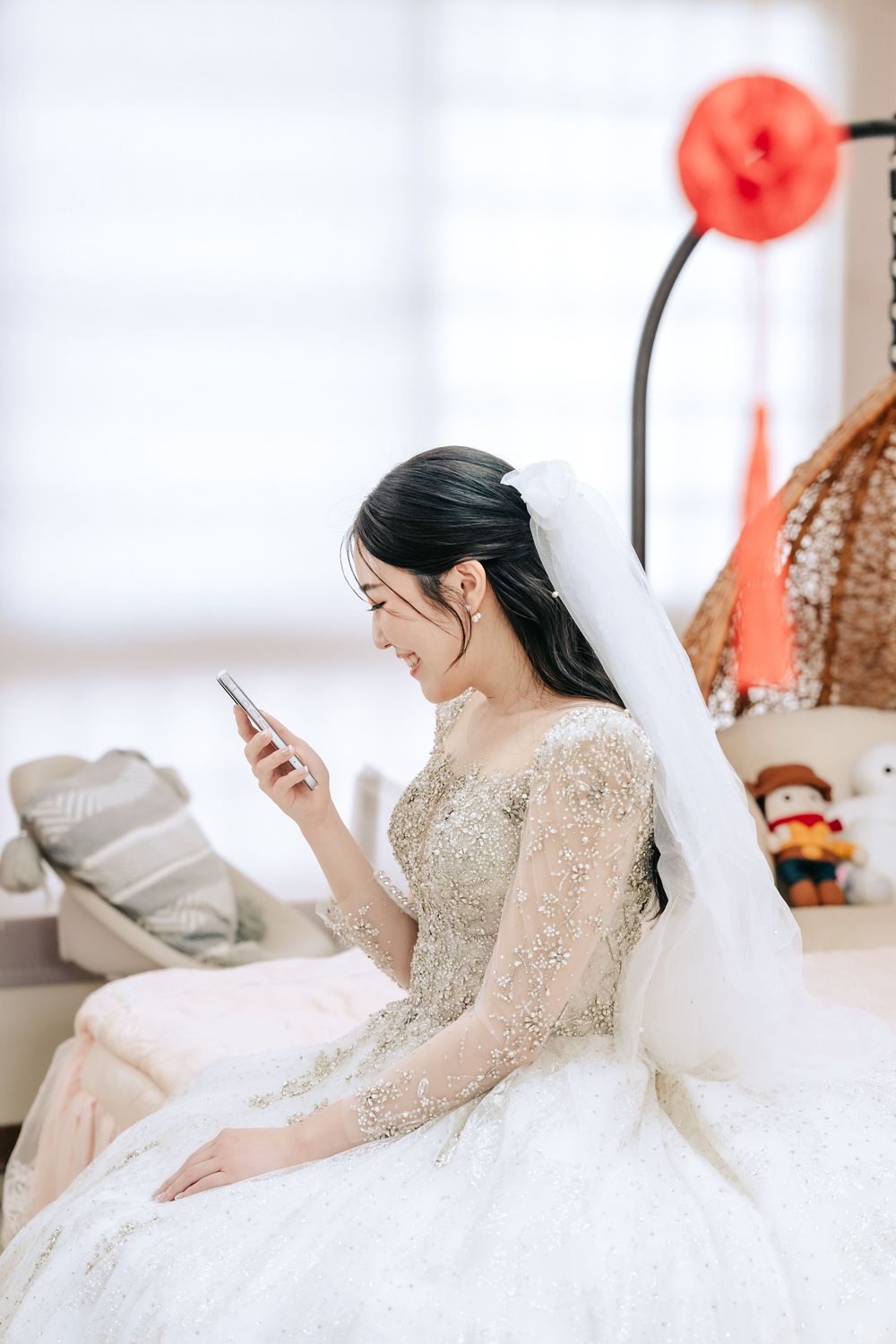 台中萊特薇庭婚禮攝影，由渴望影像 Eric、Rowen 共同拍攝。婚禮從新人自宅開始，記錄朋友闖關、經典迎娶、家人互動與熟悉的生活空間，再前往萊特薇庭完成教堂證婚。以自然抓拍與完整敘事，留下從家中出發到正式婚禮的真實情感與珍貴回憶。台中萊特薇庭婚禮攝影，由渴望影像 Eric、Ro