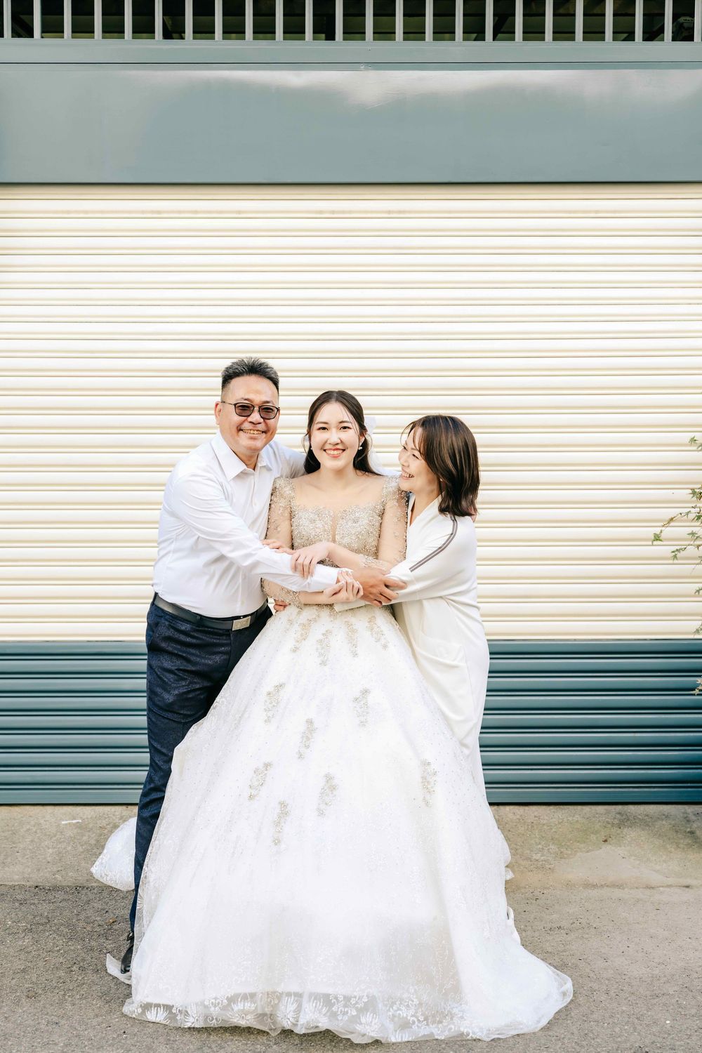 台中萊特薇庭婚禮攝影，由渴望影像 Eric、Rowen 共同拍攝。婚禮從新人自宅開始，記錄朋友闖關、經典迎娶、家人互動與熟悉的生活空間，再前往萊特薇庭完成教堂證婚。以自然抓拍與完整敘事，留下從家中出發到正式婚禮的真實情感與珍貴回憶。