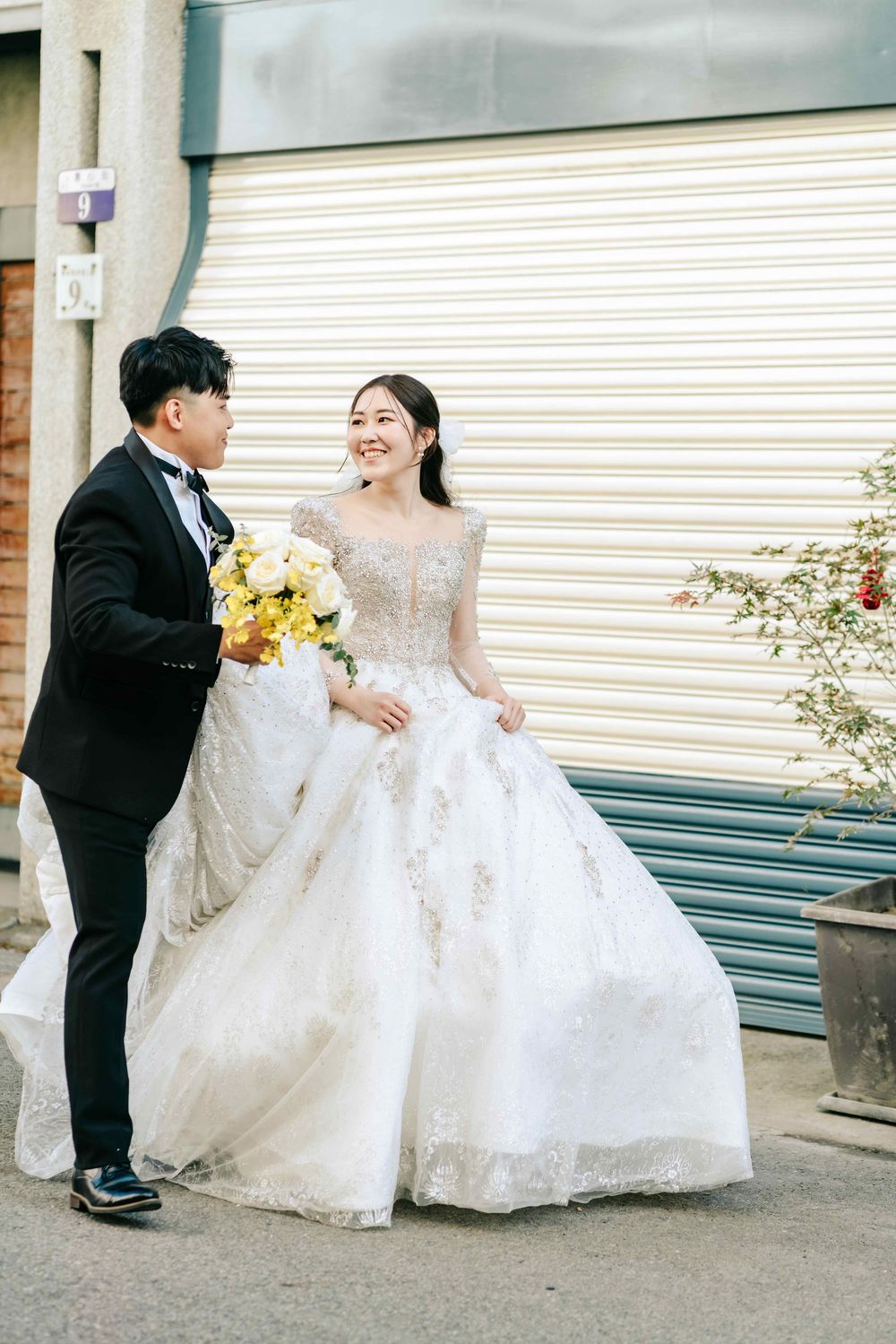 台中萊特薇庭婚禮攝影，由渴望影像 Eric、Rowen 共同拍攝。婚禮從新人自宅開始，記錄朋友闖關、經典迎娶、家人互動與熟悉的生活空間，再前往萊特薇庭完成教堂證婚。以自然抓拍與完整敘事，留下從家中出發到正式婚禮的真實情感與珍貴回憶。