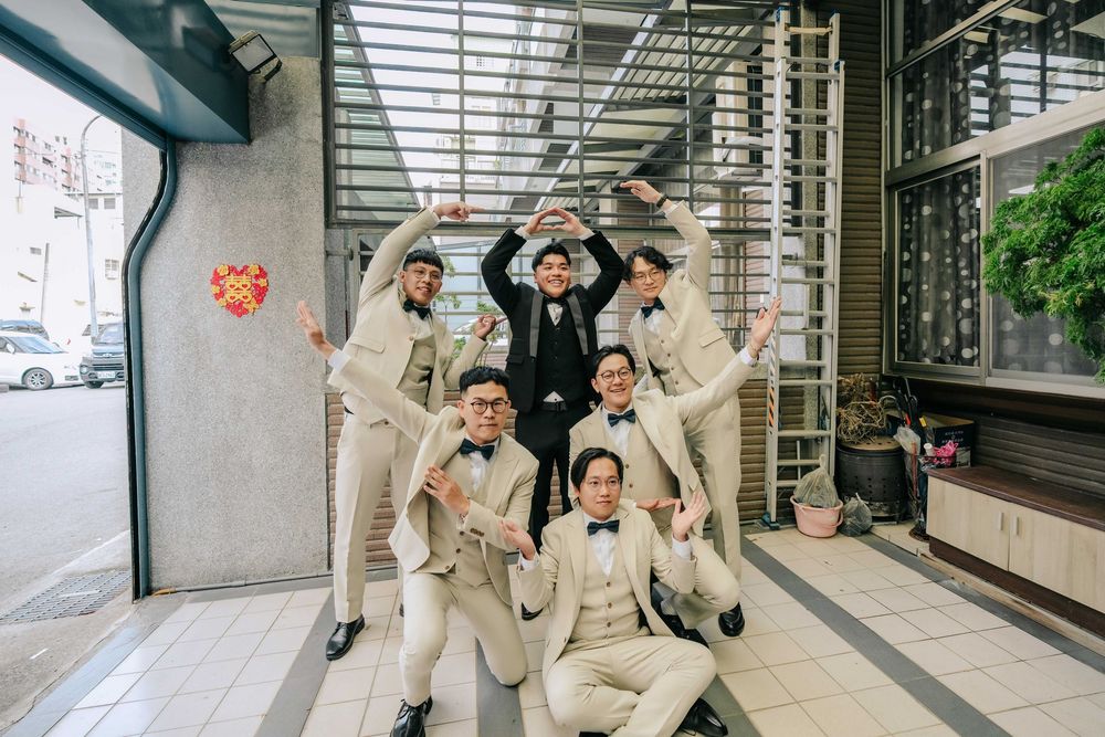 台中萊特薇庭婚禮攝影，由渴望影像 Eric、Rowen 共同拍攝。婚禮從新人自宅開始，記錄朋友闖關、經典迎娶、家人互動與熟悉的生活空間，再前往萊特薇庭完成教堂證婚。以自然抓拍與完整敘事，留下從家中出發到正式婚禮的真實情感與珍貴回憶。