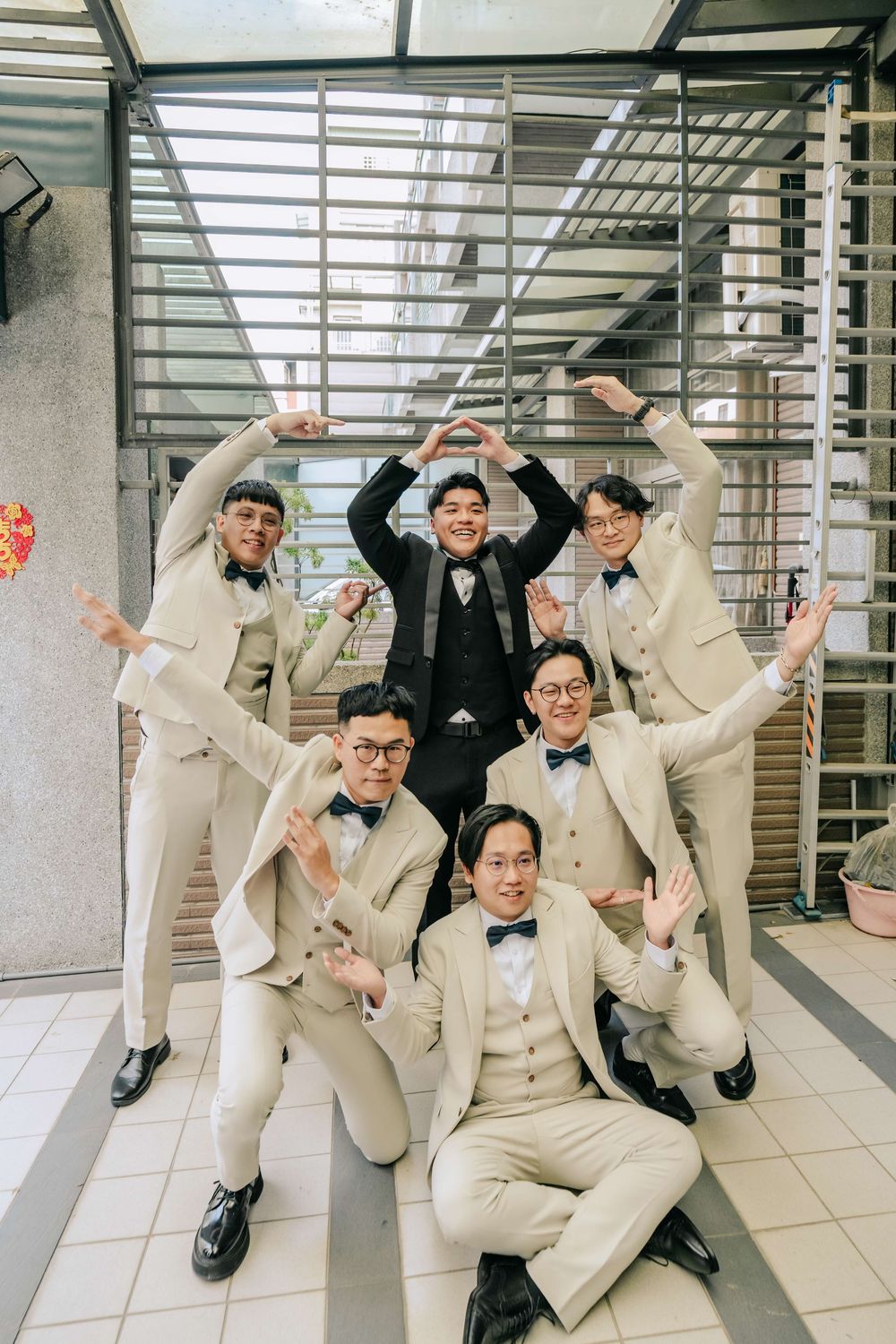 台中萊特薇庭婚禮攝影，由渴望影像 Eric、Rowen 共同拍攝。婚禮從新人自宅開始，記錄朋友闖關、經典迎娶、家人互動與熟悉的生活空間，再前往萊特薇庭完成教堂證婚。以自然抓拍與完整敘事，留下從家中出發到正式婚禮的真實情感與珍貴回憶。
