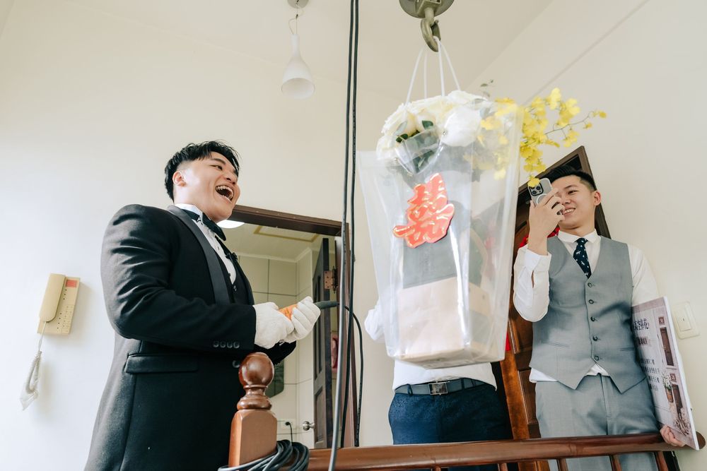 台中萊特薇庭婚禮攝影，由渴望影像 Eric、Rowen 共同拍攝。婚禮從新人自宅開始，記錄朋友闖關、經典迎娶、家人互動與熟悉的生活空間，再前往萊特薇庭完成教堂證婚。以自然抓拍與完整敘事，留下從家中出發到正式婚禮的真實情感與珍貴回憶。