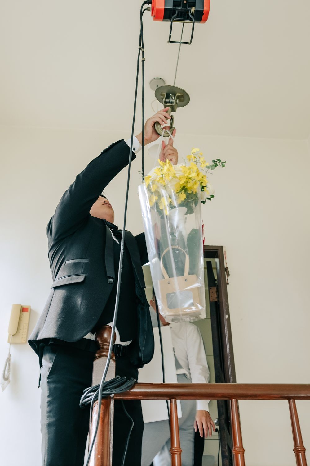 台中萊特薇庭婚禮攝影，由渴望影像 Eric、Rowen 共同拍攝。婚禮從新人自宅開始，記錄朋友闖關、經典迎娶、家人互動與熟悉的生活空間，再前往萊特薇庭完成教堂證婚。以自然抓拍與完整敘事，留下從家中出發到正式婚禮的真實情感與珍貴回憶。
