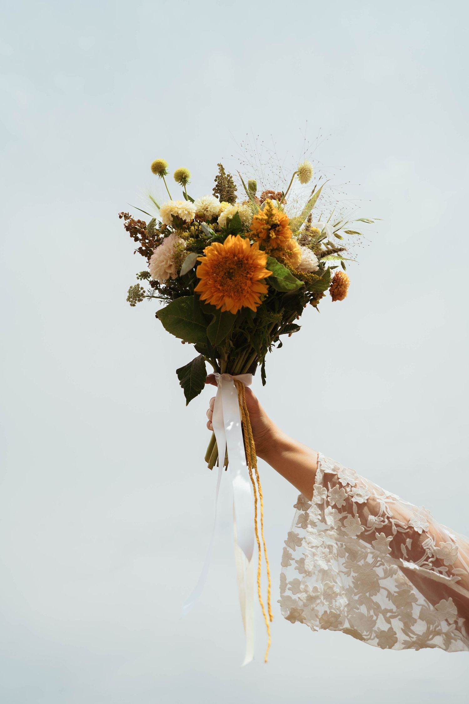 Mariage Intimiste aux Sables d'Olonne en bord de mer dans une surf house photographié par une photographe elopement en France