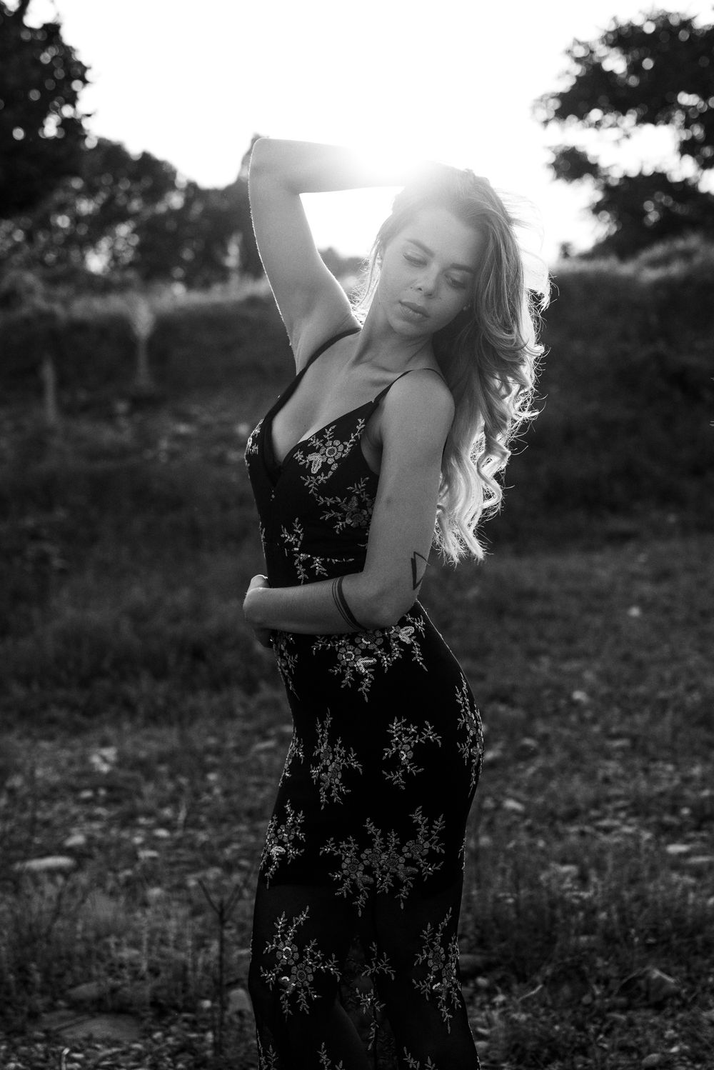 fotografia-glamour--controluce-outdoor-prato.