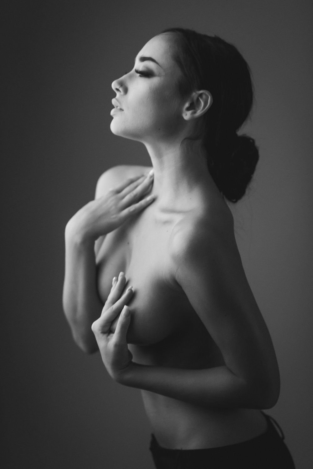 Ritratto in bianco e nero di profilo della modella Giulia Biagioli, scatto glamour in stile nudo artistico con luce morbida e capelli raccol
