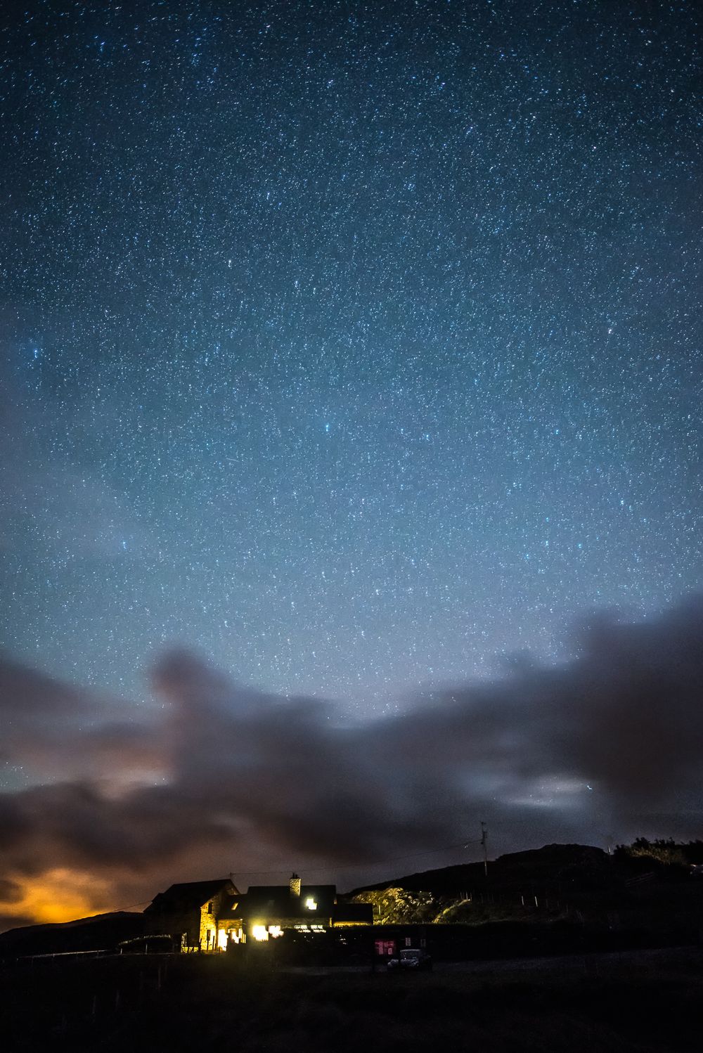 Cielo stellato con Via Lattea sopra un cottage in Irlanda