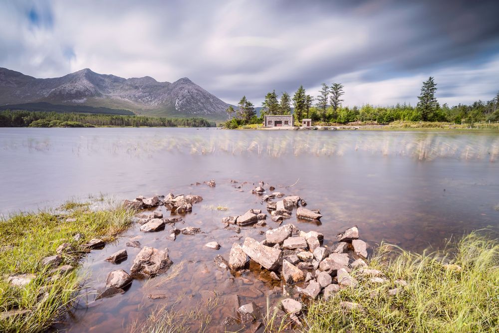 Lago Ballynahinch con rocce in primo piano