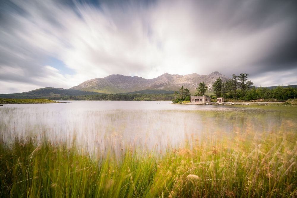 Lago nel Connemara ed erba mossa con tecnica a lunga esposizione