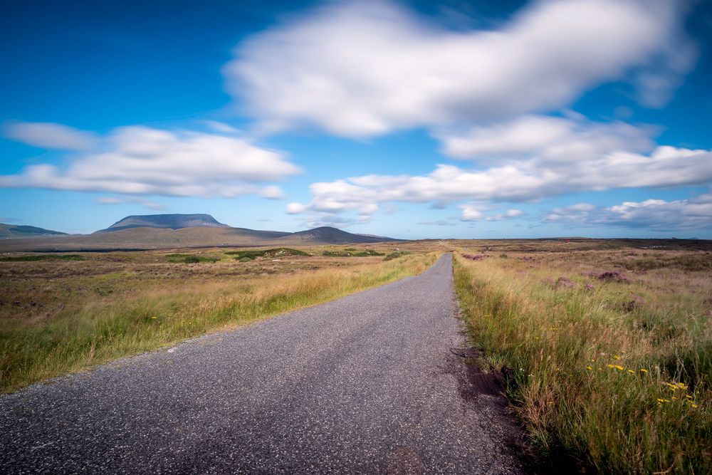 Strada panoramica che attraversa le montagne nel Connemara