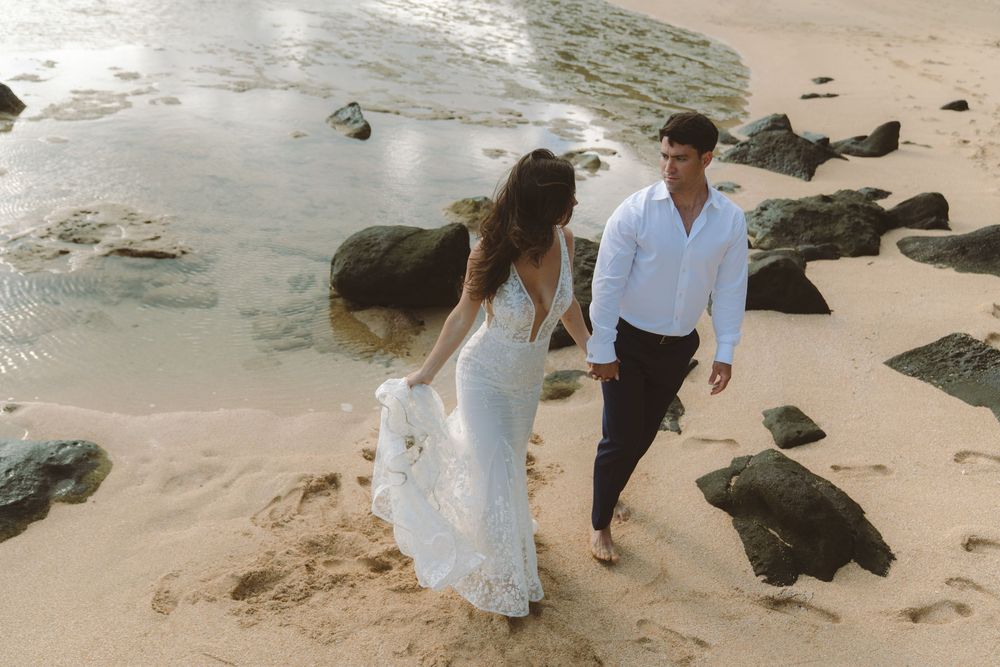 documentary style wedding portraits at Tunnels Beach