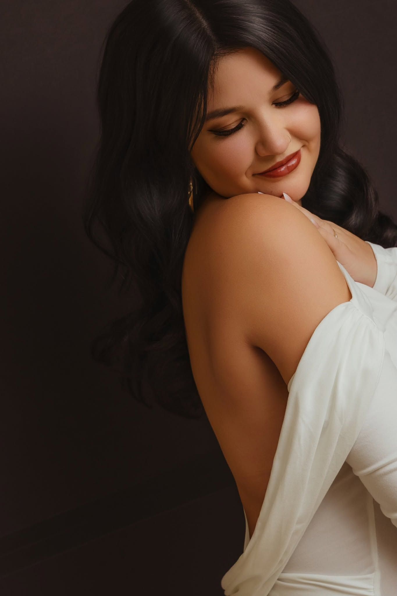 Fotoshooting im Studio in Aurich – Frau im weißen Schulterkleid