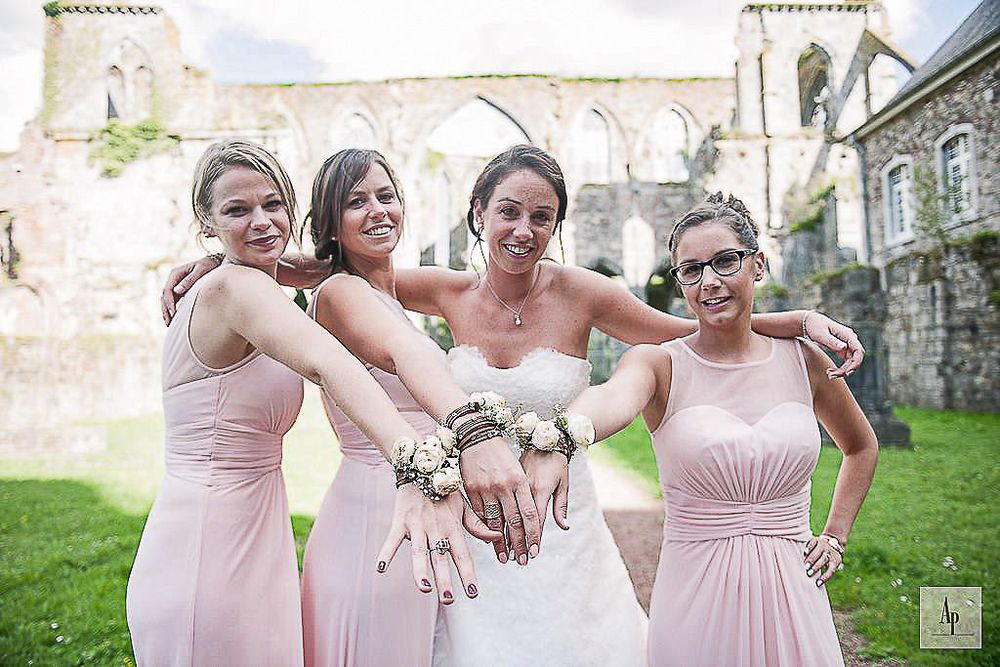 la mariée et ses témoins à l'Abbaye d'Aulne