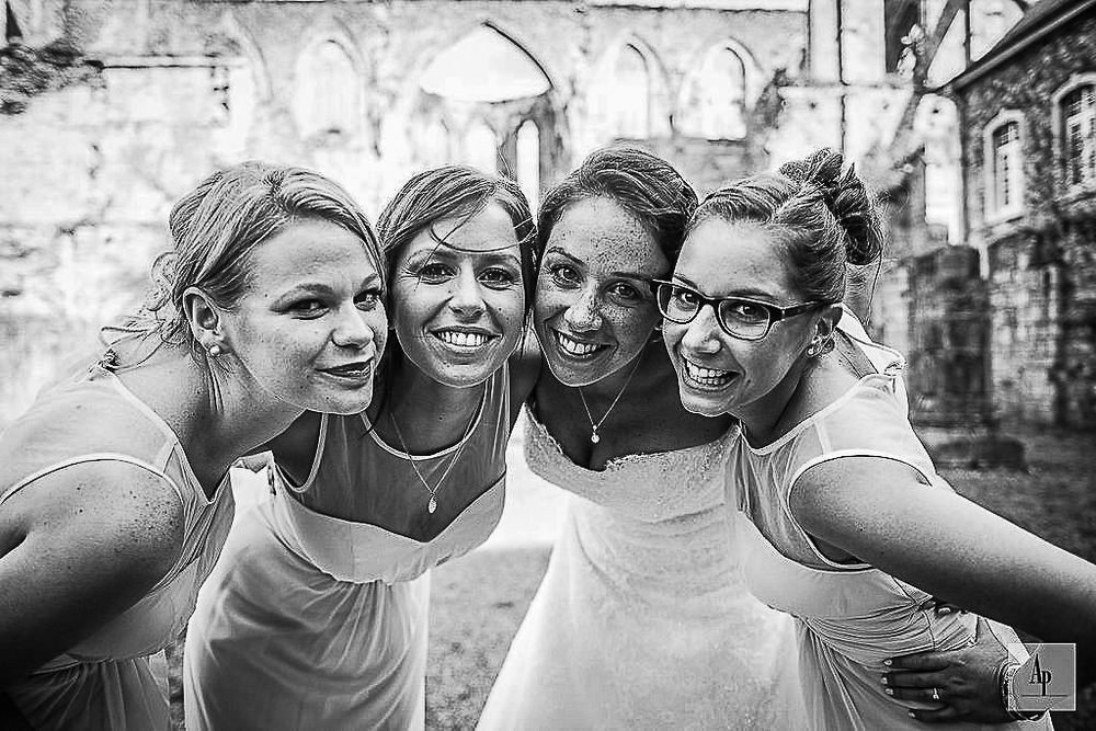 Mariée et ses demoiselles d'honneur à l'Abbaye d'Aulne