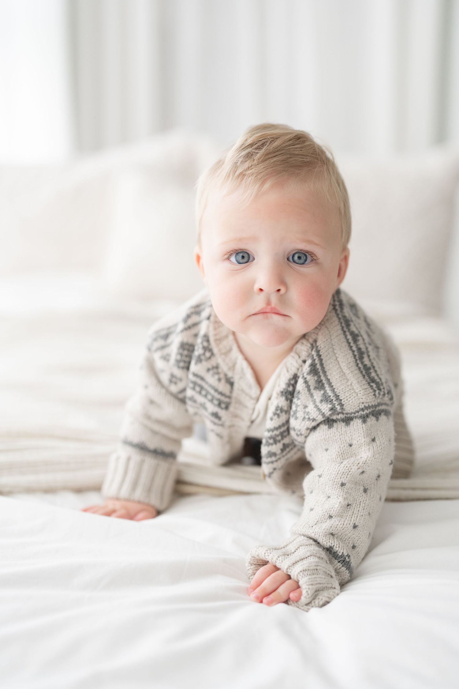 Portrait d'une future maman dans une robe blanche de voilages contre une toile peinte à la main au studio de st-Augustin
