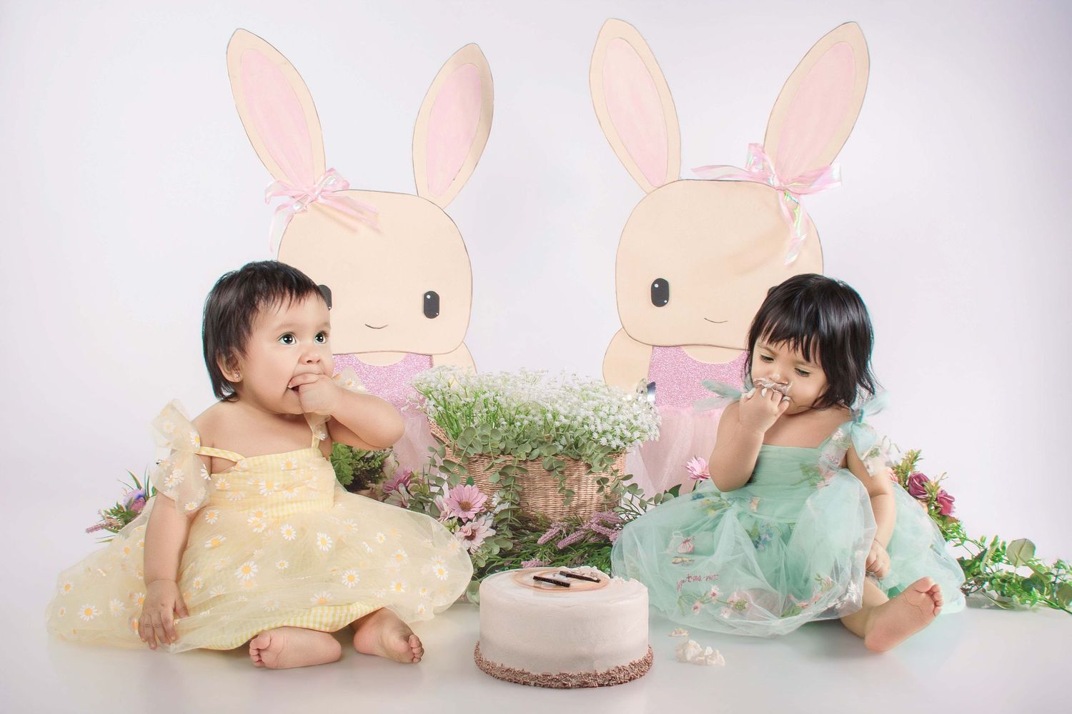 Fotografía Smash Cake en Ciudad de México. Captura momentos divertidos y únicos en estudio con iluminación profesional y diseño conceptual.