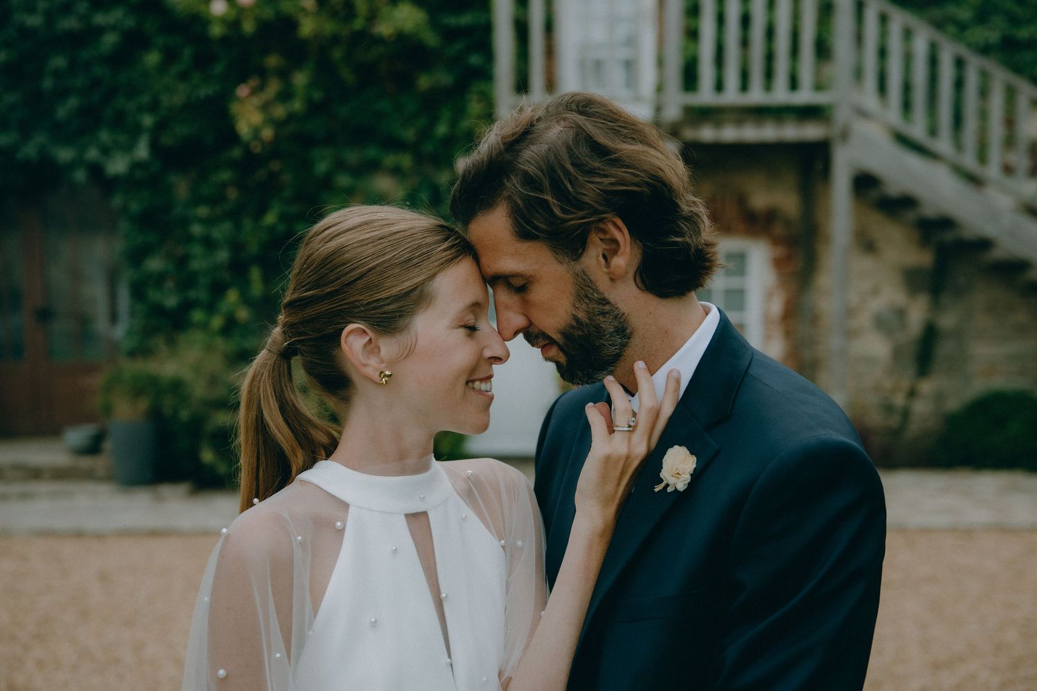 Découvrez le mariage de Marianne et Douglas aux Hauts de Pardaillan à Épernon, France, immortalisé par Julie Fox, photographe de mariage