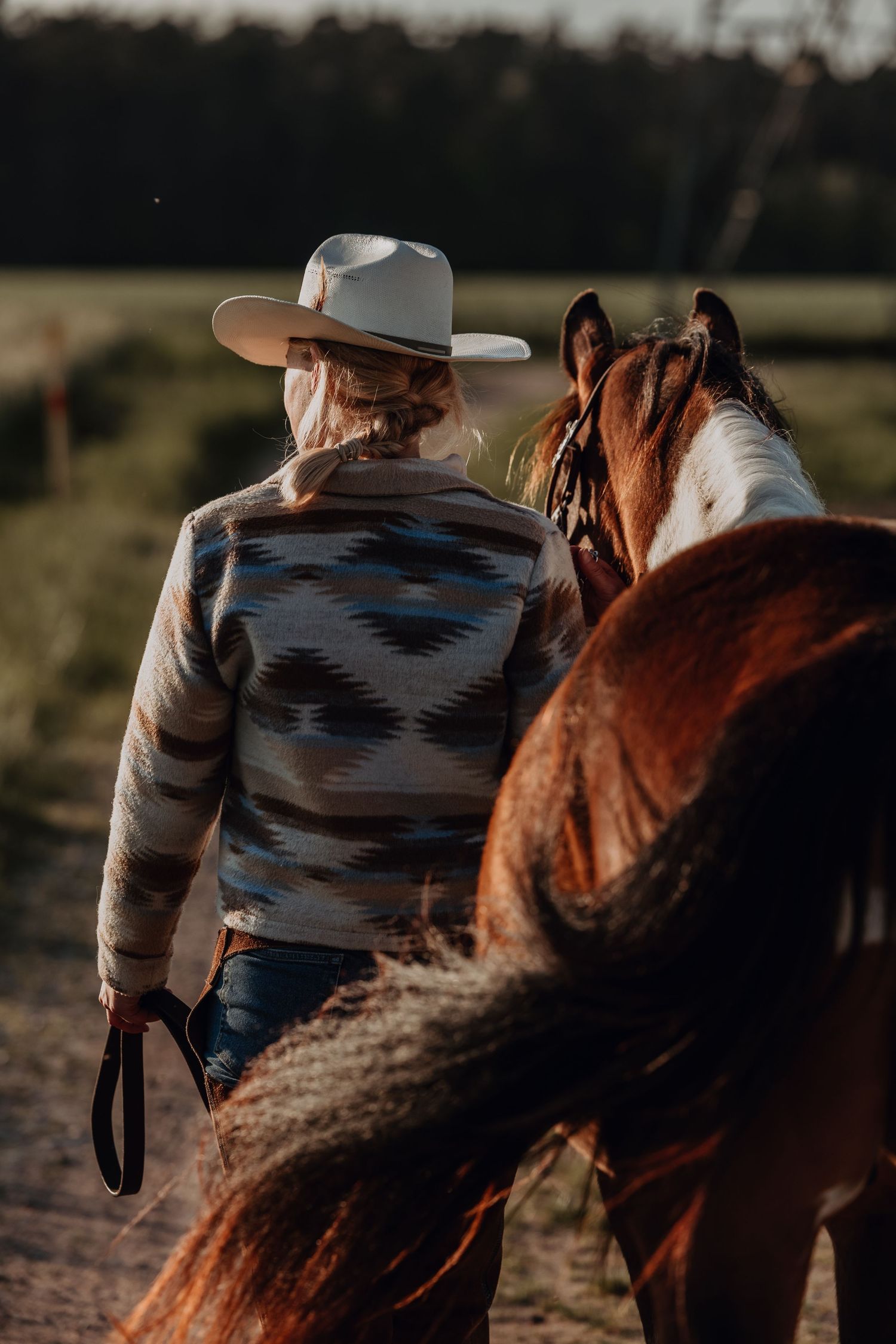 Cowgirl photo shoot with pinto horse