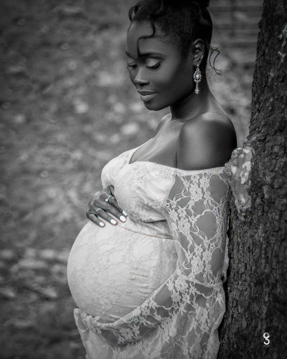 Elegant maternity portrait in black and white featuring delicate lace details and soft natural lighting.