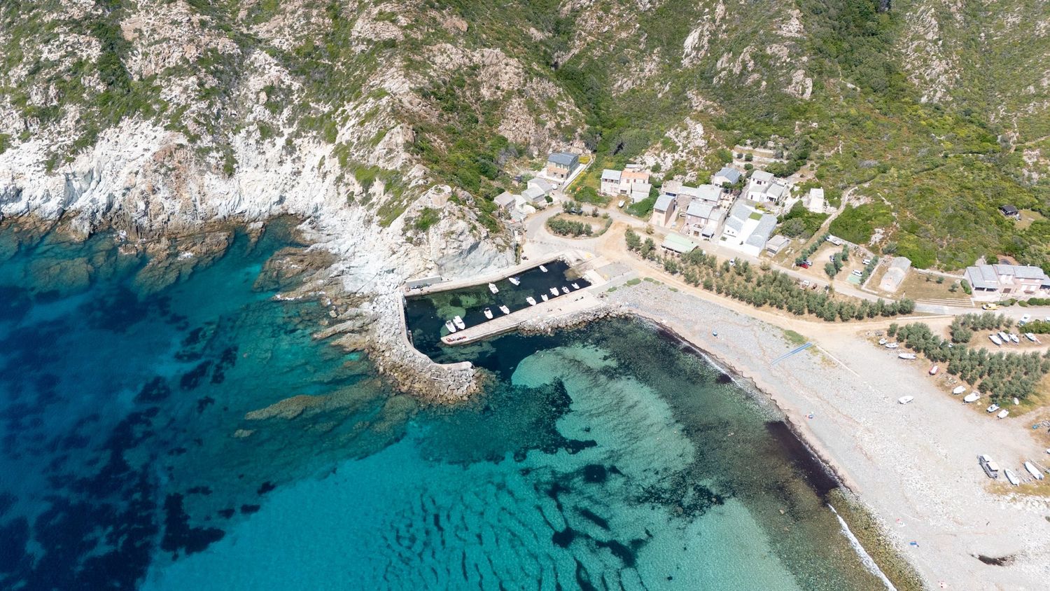 port cap corse avec eau turquoise