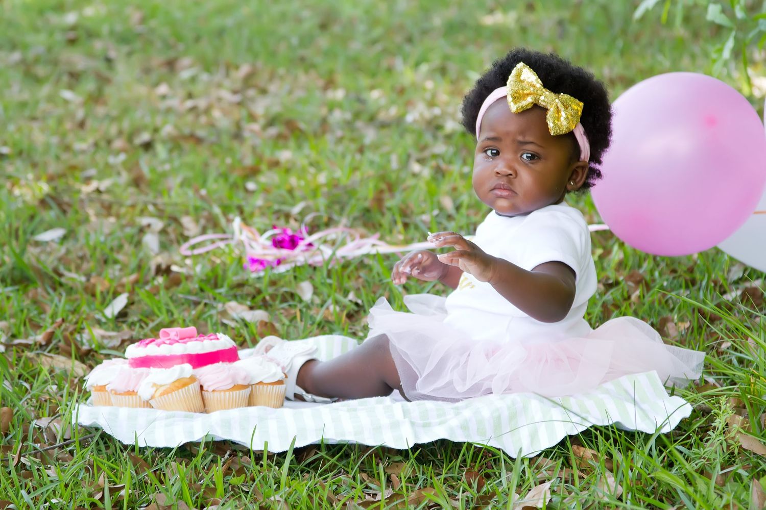 Baton Rouge photographer takes baby's first birthday smash cake pictures taken at Forest Community Park in Baton Rouge.