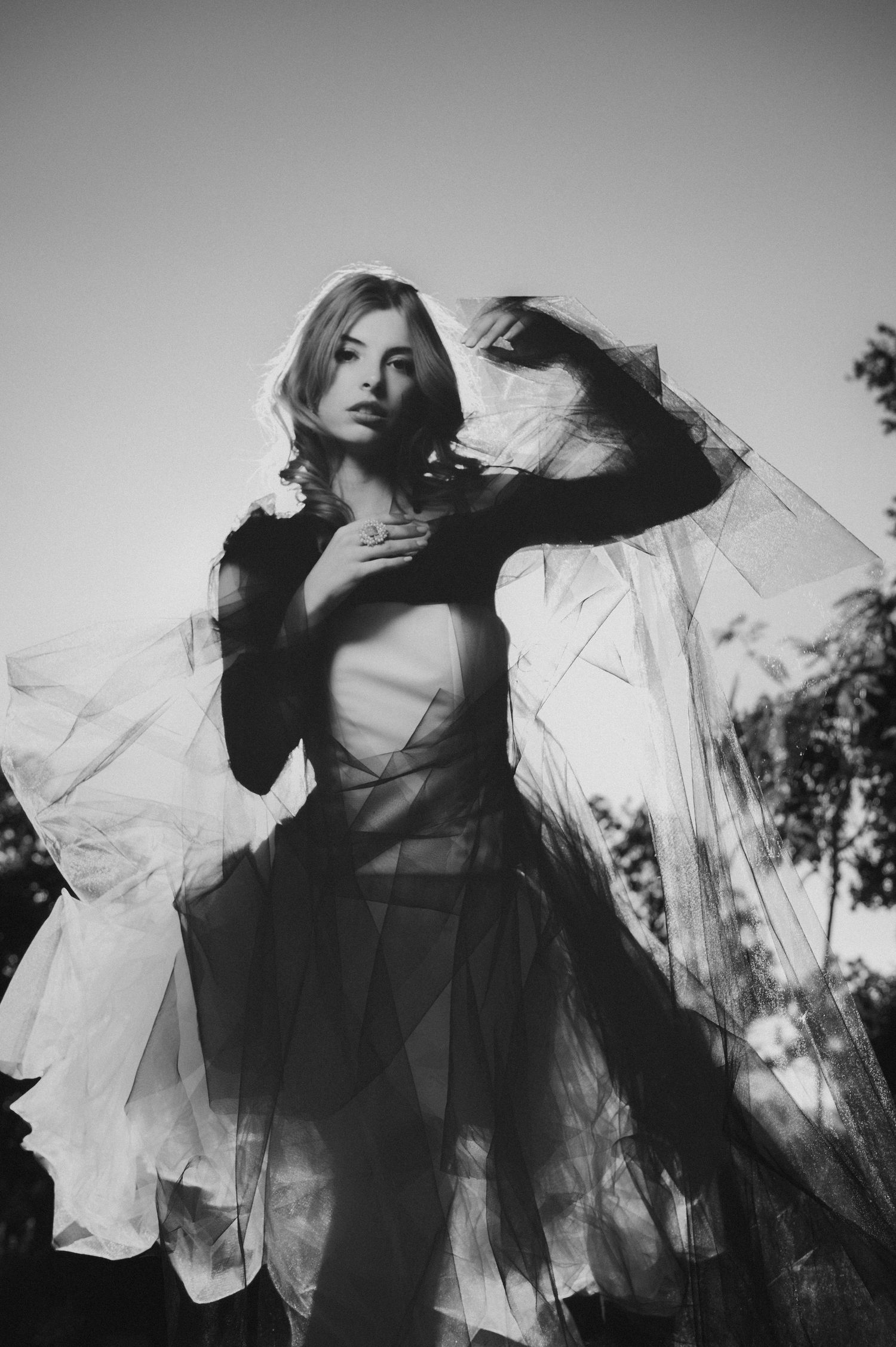Imágenes de moda nupcial Lanieri y Valerie Moreau con estilo elegante en la Costa del Sol. Foto Roberto Centurión.