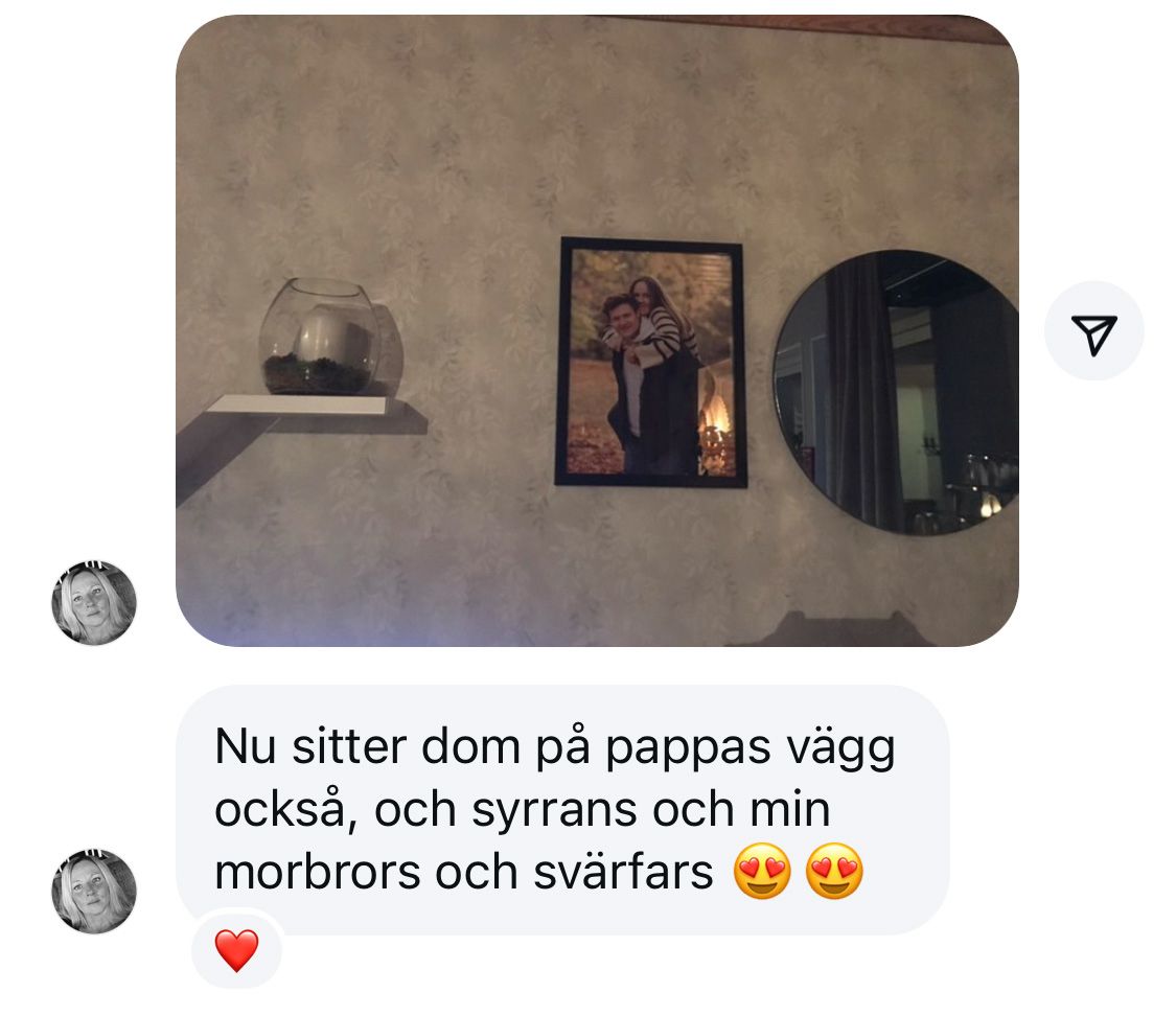 Meddelande från kund i chatten på Instagram. Visar hur hon framkallat, ramat in och satt upp ett foto som betydde extra mycket för henne.