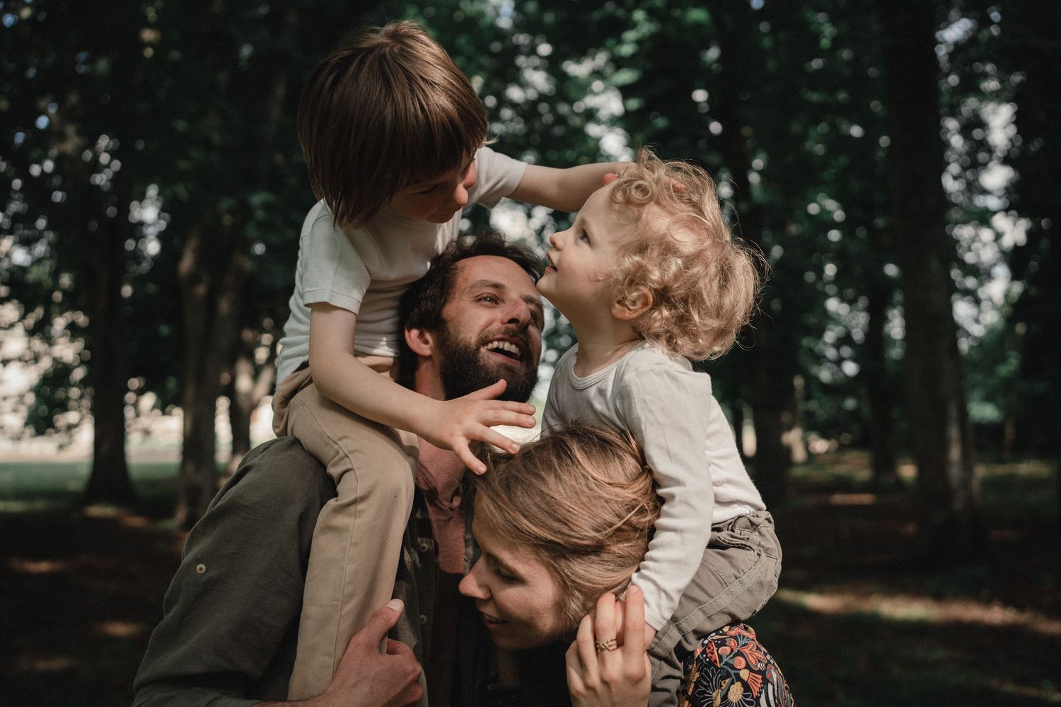 Séance photo naturelle de famille en extérieur forêt Le Havre Normandie photographe lifestyle authentique rire enfants parents Claudèle