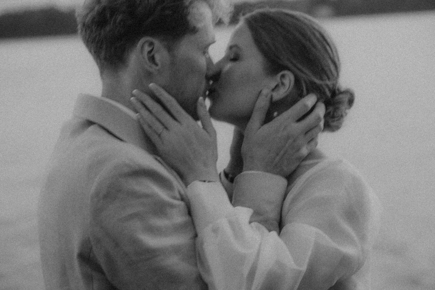 Elopement-hääkuvaus Helsingissä kesäillan valossa.