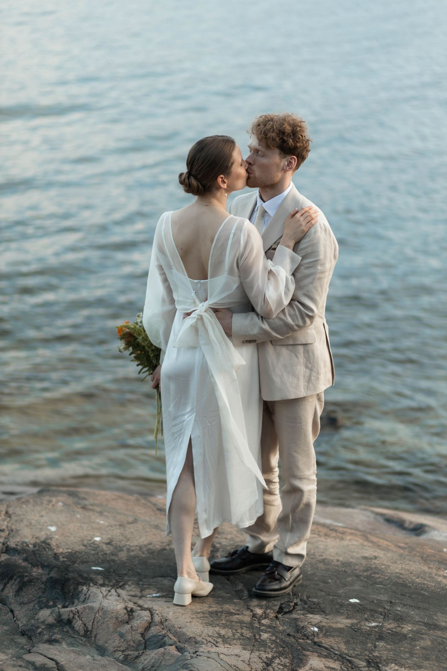 Luonnollinen hääkuva auringonlaskussa.