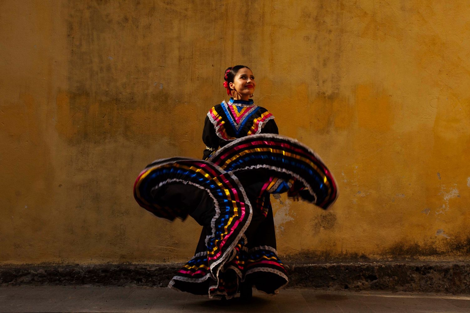 Fotografía de retrato artístico de quinceañera temática con enfoque cultural y folclórico en Ciudad de México.