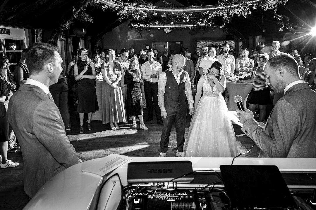 Bruid Sharon lacht hard tijdens de hilarische speech van haar vrienden tijdens de feestavond – bruiloft Jesse en Sharon, Zoomers aan het Bos